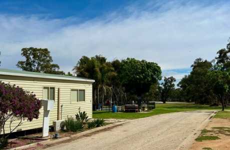 Kui Parks, Pioneer Tourist Park, Deniliquin, Cabins