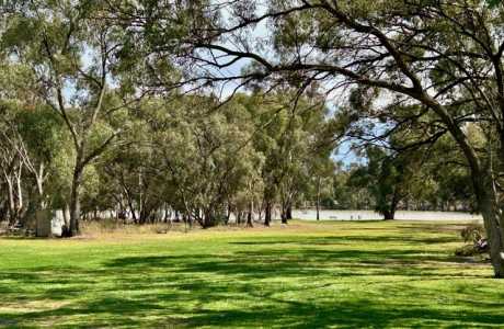 Kui Parks, Pioneer Tourist Park, Deniliquin, Lake