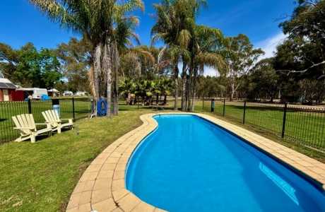 Kui Parks, Pioneer Tourist Park, Deniliquin, Pool