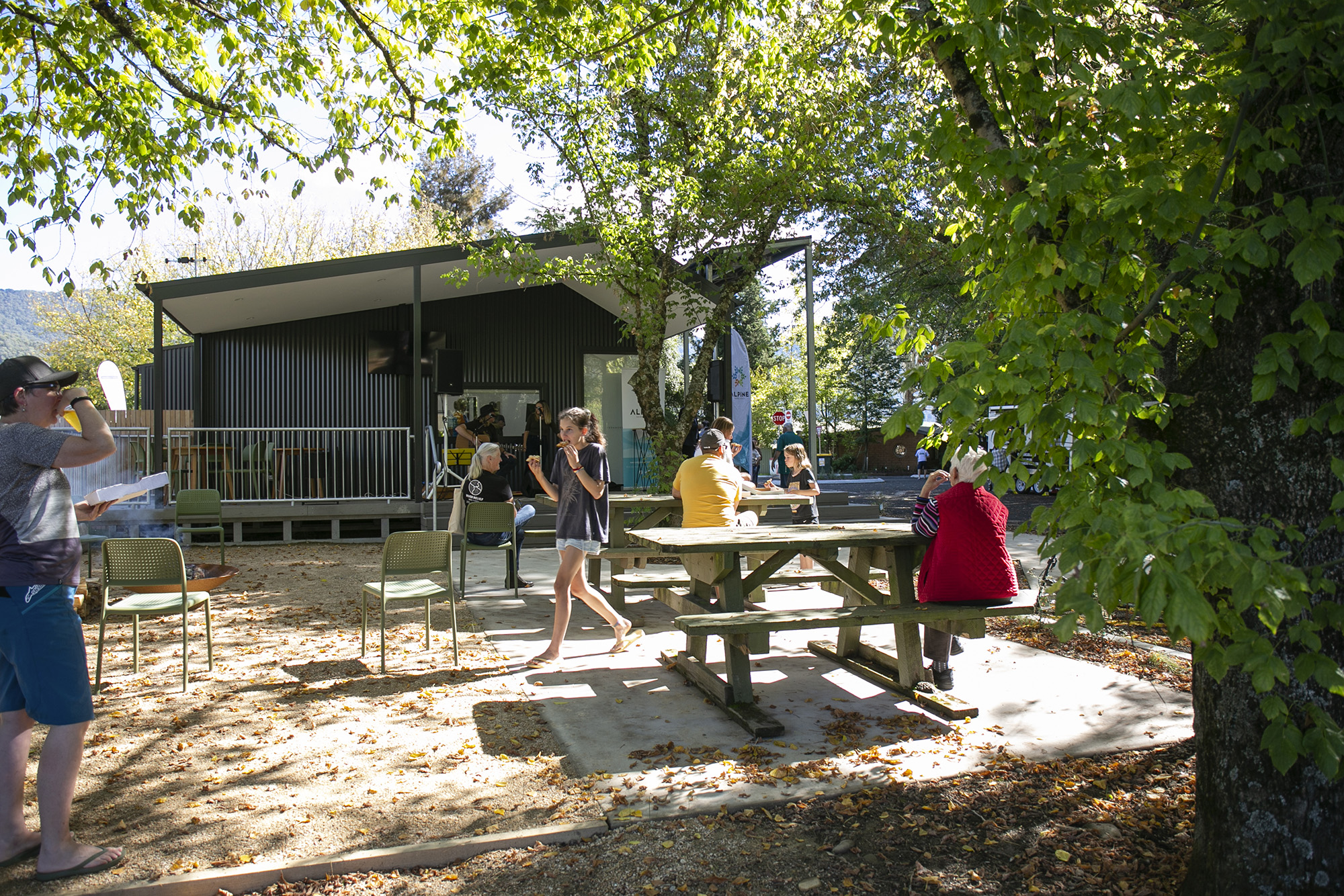 tawonga tourist park picnic table with people eating and talking
